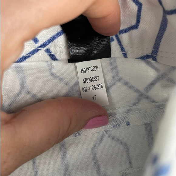 So Slimming Girlfriend Crop by Chico's, Size 0 (Normal Size 4) Blue and White - Picture 7 of 13